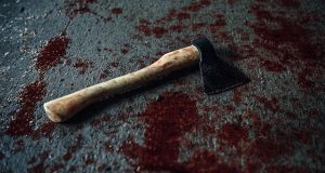 В Каракокше пьяная женщина зарубила пришедшего в гости незнакомца