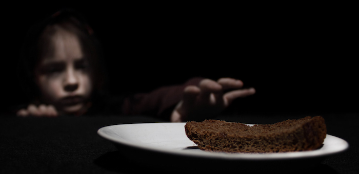 Мама и папа разрешили: малолетние дети разгуливали в сумерках по городу и копались в мусоре