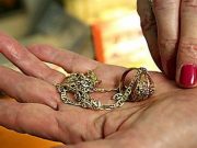В Паспауле c девушки «сняли порчу», а заодно золотые серьги и кольцо