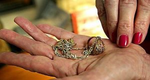 В Паспауле c девушки «сняли порчу», а заодно золотые серьги и кольцо
