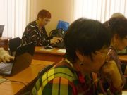 Пенсионеры постигают азы компьютерной грамотности