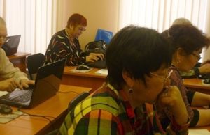 Пенсионеры постигают азы компьютерной грамотности