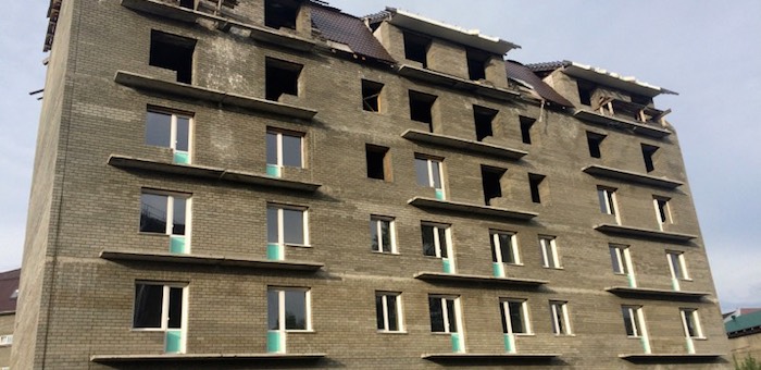 Вместо добросовестных дольщиков дом на улице Строителей заселяют бомжи