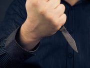 В Усть-Кане пьяный рецидивист напал с ножом на двух человек