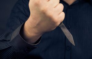 В Усть-Кане пьяный рецидивист напал с ножом на двух человек