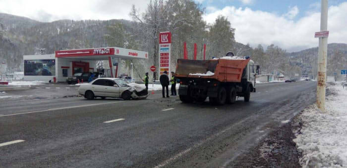 Водитель иномарки пострадал в аварии на Чуйском тракте (фото)