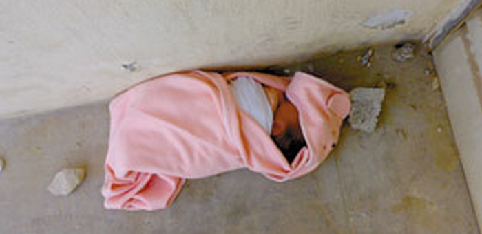 В Кош-Агаче мать подбросила на крыльцо новорожденную девочку