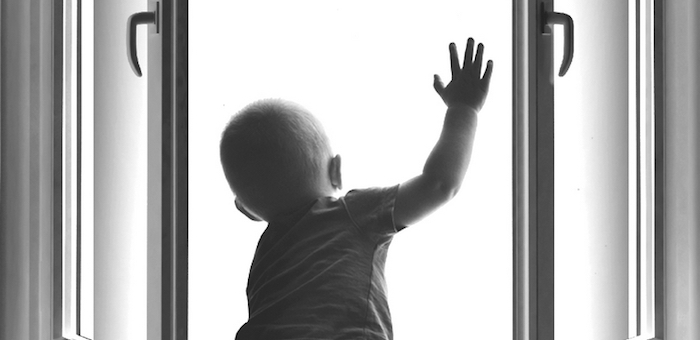 Не оставляйте детей без присмотра рядом с открытыми окнами!