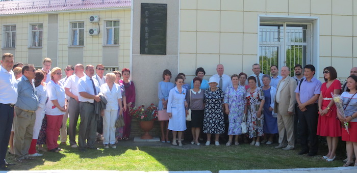 Мемориальную доску с именами выдающихся врачей открыли в Горно-Алтайске