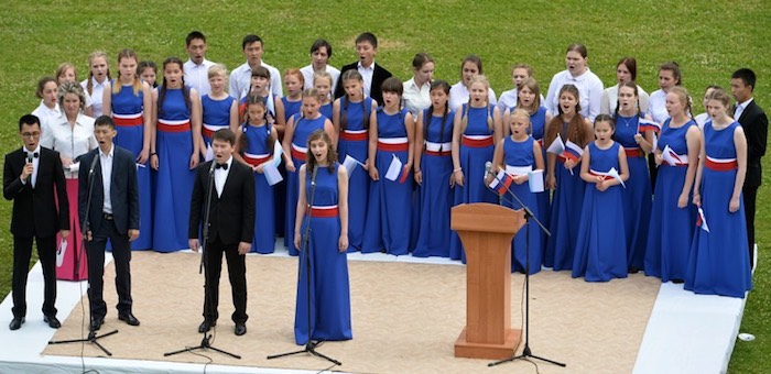 В Горно-Алтайске празднуют День России (фоторепортаж)