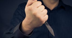 Мужчина напал с ножом на горожанина за то, что тот познакомился с его девушкой
