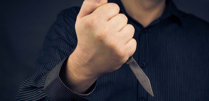 Мужчина напал с ножом на горожанина за то, что тот познакомился с его девушкой