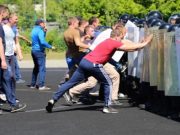 Полицейские провели учения по пресечению массовых беспорядков