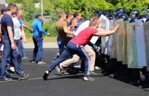Полицейские провели учения по пресечению массовых беспорядков