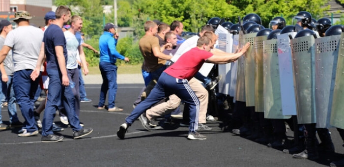 Полицейские провели учения по пресечению массовых беспорядков