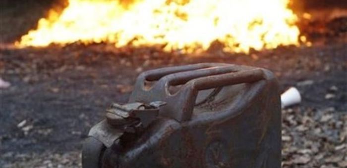 В Яконуре молодожен облил супругу бензином и поджег ее