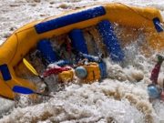 Рафт с туристами перевернулся в Катуни во время вечернего сплава