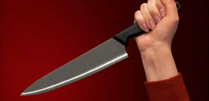 Молодая женщина ударила супруга ножом и сама вызвала «скорую»