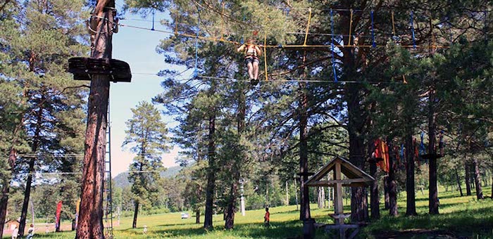 Ребенок упал с шестиметровой высоты на трассе веревочного парка в Манжероке