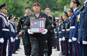 Поисковики Горного Алтая передали найденный солдатский медальон в Белоруссию