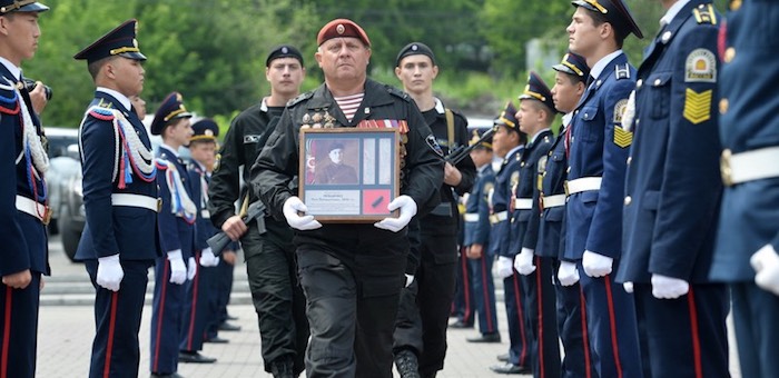 Поисковики Горного Алтая передали найденный солдатский медальон в Белоруссию