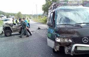 В Баранголе турист на квадроцикле врезался в микроавтобус