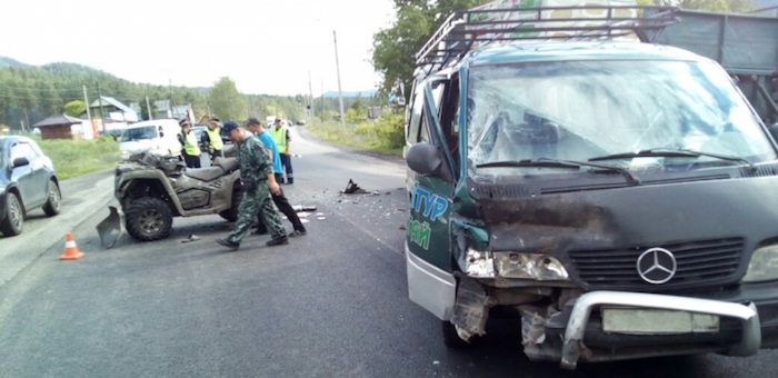 В Баранголе турист на квадроцикле врезался в микроавтобус