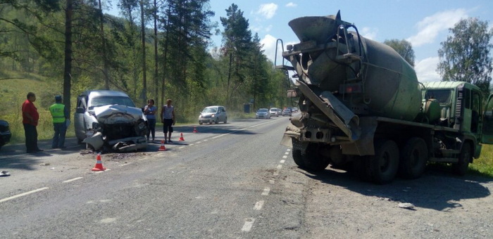 Бетономешалка стала причиной аварии в Майминском районе