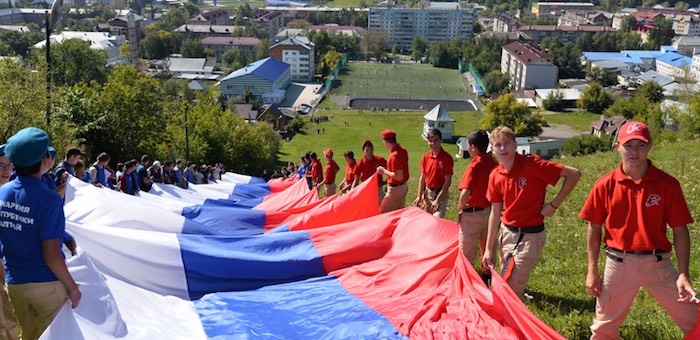 В Горно-Алтайске День государственного флага отметили восхождением на Тугаю