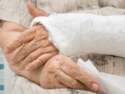 30 тысяч рублей выплатят коммунальщики ветерану за сломанную руку