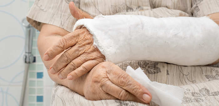 30 тысяч рублей выплатят коммунальщики ветерану за сломанную руку