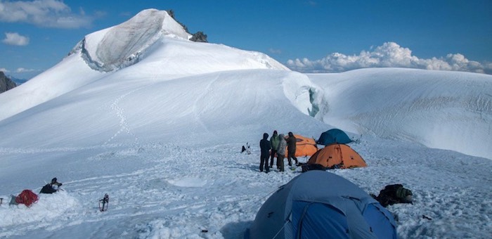 Омский священник установил на Белухе икону