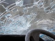 Мстительный депутат разбил поленом и лопатой машину бывшей жены