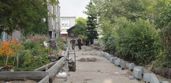 Начались работы по благоустройству дворовых территорий в Горно-Алтайске