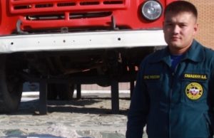 В Горно-Алтайске пожарный спас застрявшего в трубе ребенка