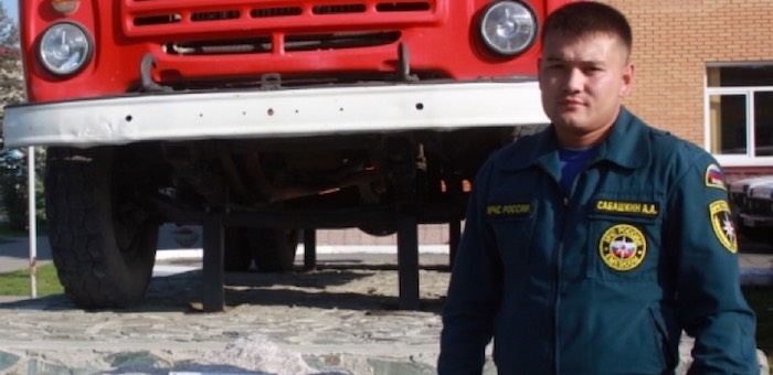 В Горно-Алтайске пожарный спас застрявшего в трубе ребенка