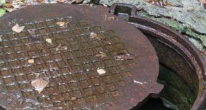 Двое мужчин погибли в канализационном колодце в Майме