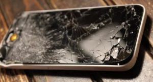 Горожанка расколотила смартфон своего должника