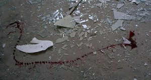 Мужчина пытался зарезать сожительницу осколком стекла