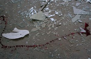 Мужчина пытался зарезать сожительницу осколком стекла