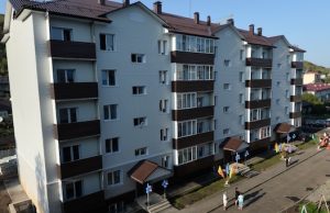 Жителям нового дома в Горно-Алтайске вручили ключи от квартир