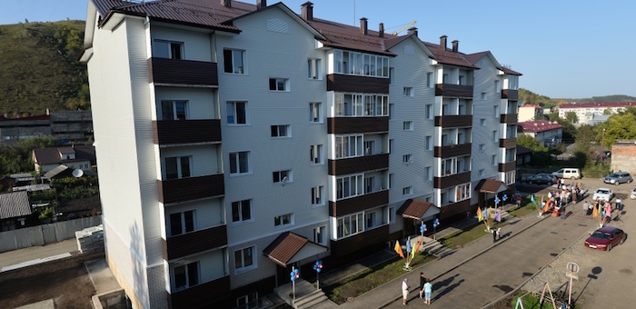 Жителям нового дома в Горно-Алтайске вручили ключи от квартир