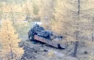 Пьяный водитель опрокинул «Камаз» на дороге между Чергой и Беш-Озеком
