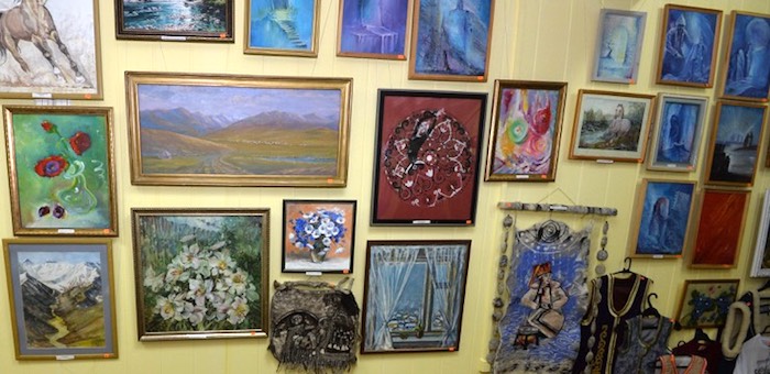 Выставка-продажа картин и сувениров алтайских мастеров открылась в Союзе художников