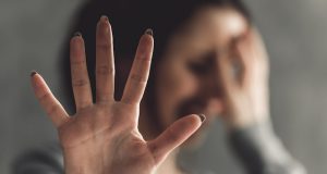 Начальник избил подчиненную арматурой
