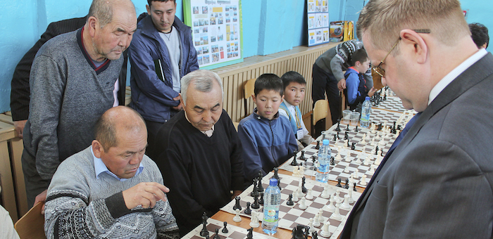 Шебалинские шахматисты сумели удивить гроссмейстера Максима Ивахина