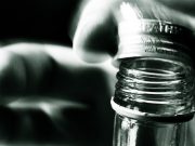 Пьяный мужчина чуть не убил жену и маленького сына