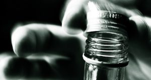 Пьяный мужчина чуть не убил жену и маленького сына