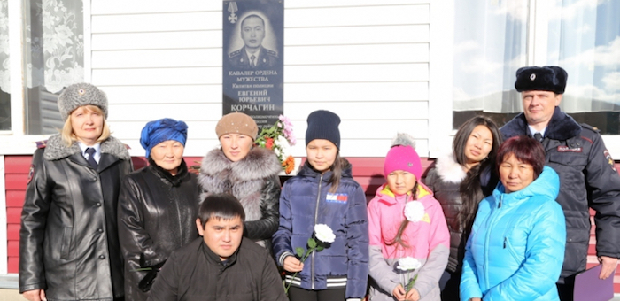 В Шибе открыли мемориальную доску участковому Евгению Корчагину