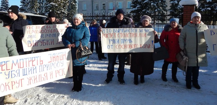 В Турочаке прошел митинг против варварской вырубки лесов